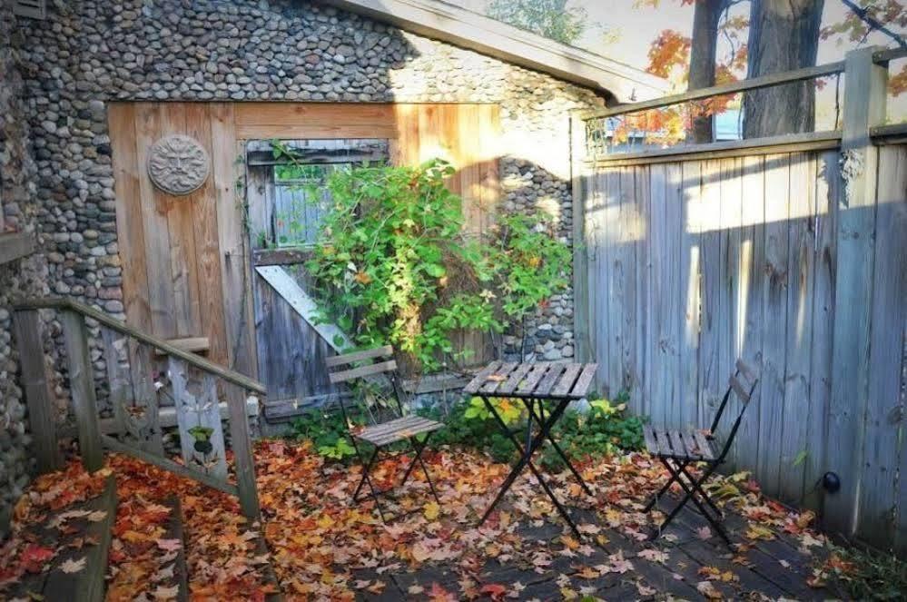 Aberdeen Stone Cottage B&B Traverse City Exterior foto
